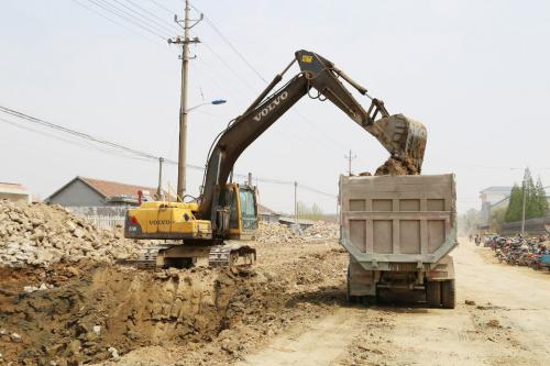 4月22日,青赵线拓宽改造工程现场,施工机械正在进行土方作业.